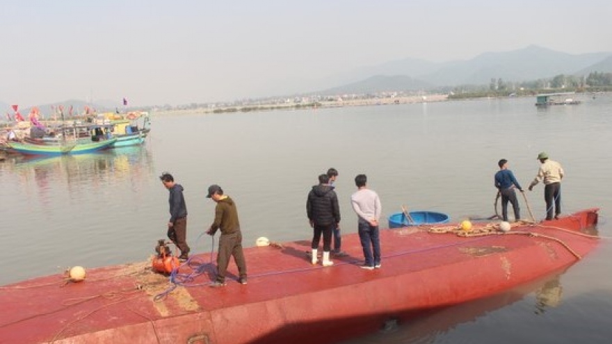 Tàu chở dầu lật úp khi vào cảng cá ở Nghệ An