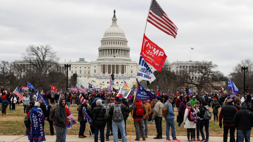 Hỗn loạn tại thủ đô Washington, Mỹ phong tỏa tòa nhà Quốc hội