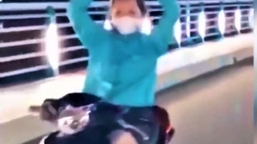 Cô gái đi xe máy đầu trần, thả tay bị phạt hơn 7 triệu đồng