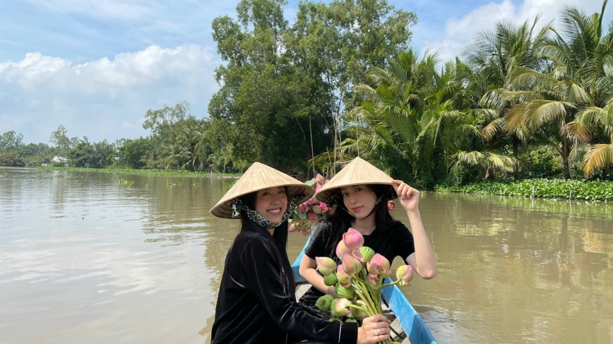 Á hậu Phương Nga chèo xuồng, cùng Thuý An trang trí đám cưới