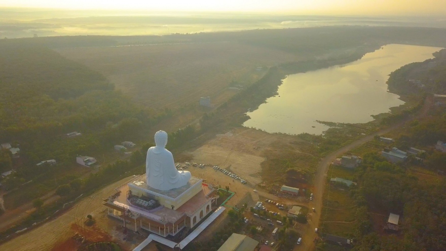 Ngôi chùa độc đáo ở Bình Phước với tượng Phật khổng lồ nằm trên mái 