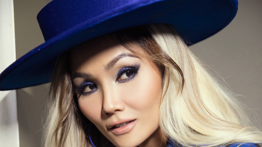 Hoa hậu H'Hen Niê cá tính với nón rộng vành, tone xanh nổi bật