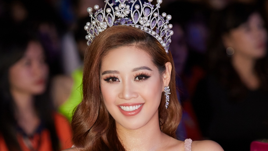 Hoa hậu Khánh Vân đội vương miện chấm thi Miss Hutech 2021