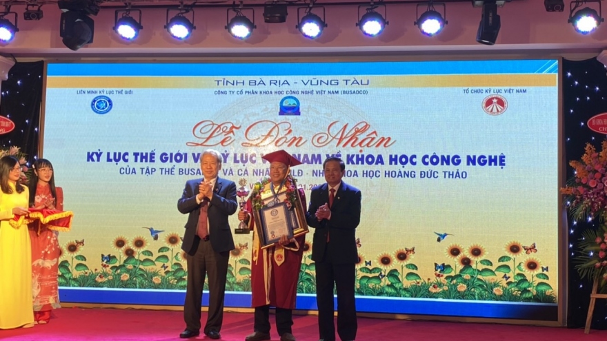 Chủ nhân công trình kè hồ Hoàn Kiếm nhận bằng xác lập kỷ lục thế giới