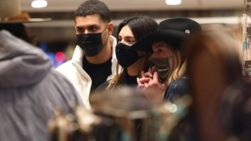 Kendall Jenner sành điệu đi mua sắm cùng bạn bè