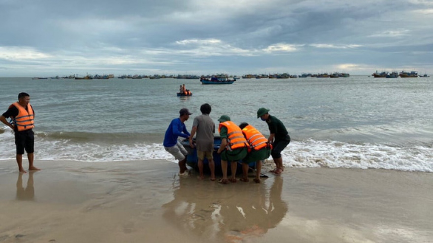 Đã tìm thấy thi thể 1 nạn nhân bị sóng cuốn trôi tại biển Kê Gà