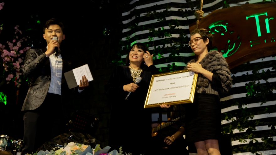 Cẩm Vân trao tặng chi phí phẫu thuật 200 triệu đồng cho quỹ Thiện Nhân và những người bạn