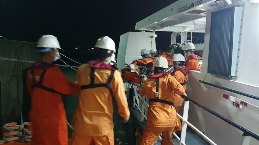 Cứu nạn thuyền viên bị tai nạn lao động, hôn mê trên biển