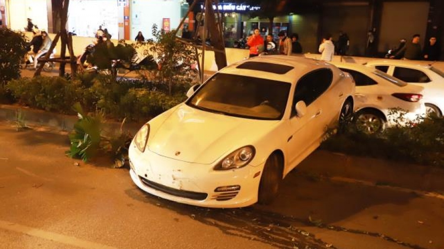 Tài xế xe Porsche nghi bị đột quỵ mất lái, tông đổ nhiều cây xanh