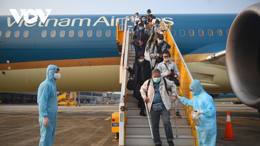 Tạm dừng tổ chức chuyến bay từ Anh, Nam Phi về Việt Nam
