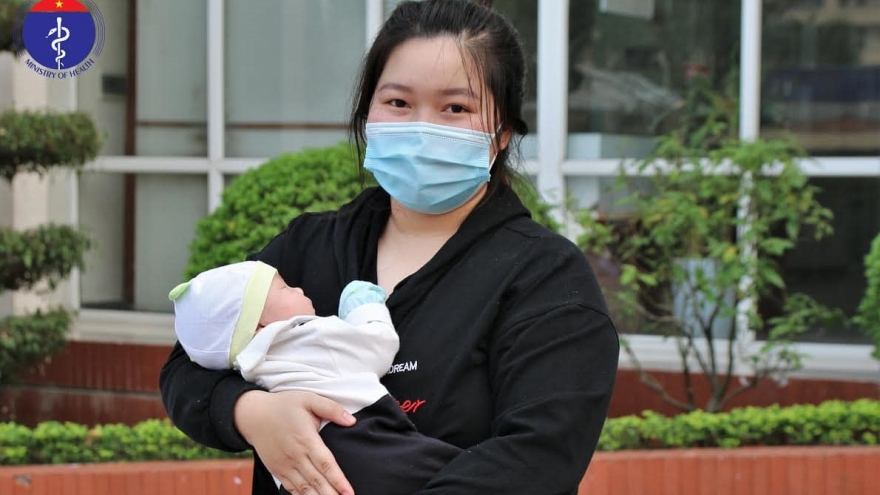 Bệnh nhi 24 ngày tuổi mắc COVID-19 tại Việt Nam đã khỏi bệnh
