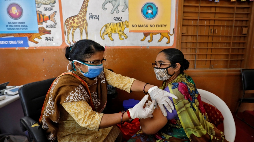 Ấn Độ tiêm đủ 2 mũi vaccine Covid-19 cho 340.000 nhân viên y tế