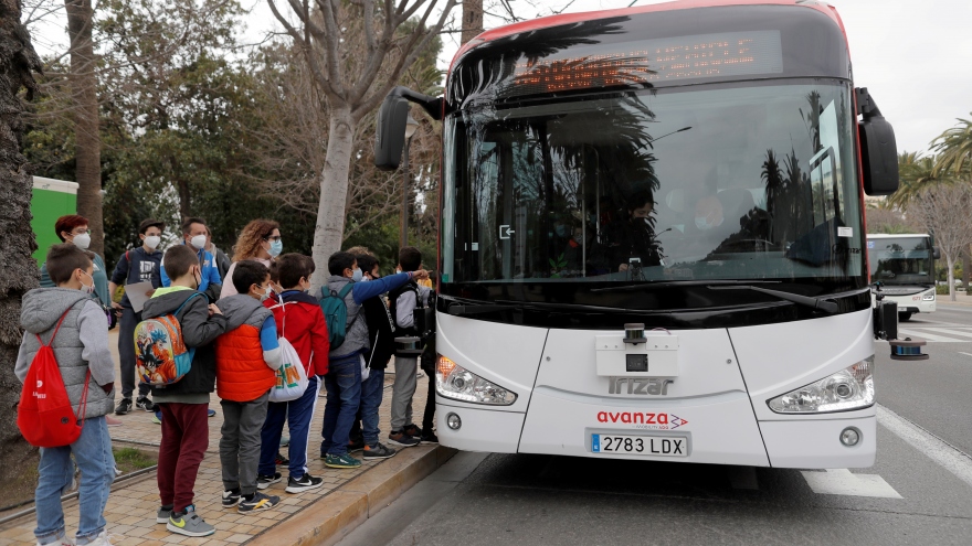 Du khách thích thú với xe buýt tự động tại Malaga, Tây Ban Nha