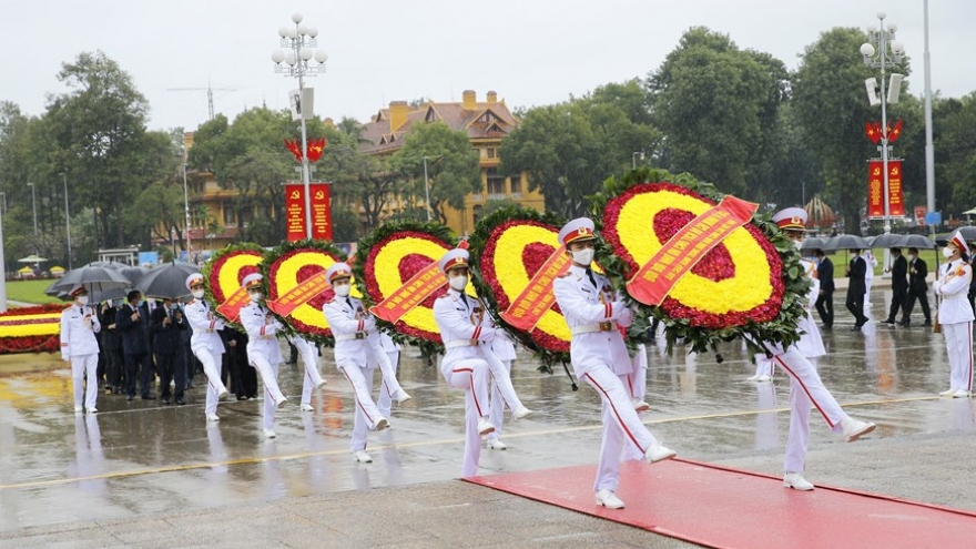 Lãnh đạo Đảng, Nhà nước viếng Chủ tịch Hồ Chí Minh và các Anh hùng, liệt sỹ