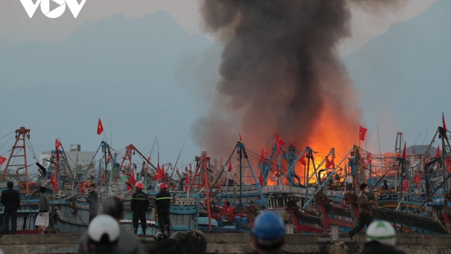 Đà Nẵng hỗ trợ chủ tàu cá Bình Định bị cháy tàu ở âu thuyền Thọ Quang