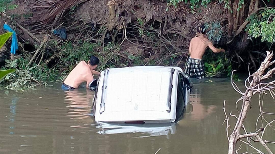 Lái ô tô về quê ăn tết bị lọt xuống kênh, 2 người may mắn thoát nạn