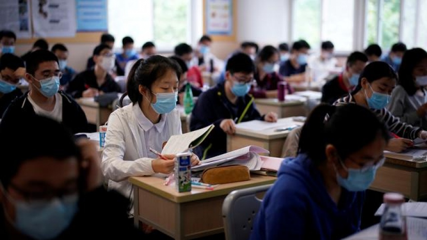 Trung Quốc thắt chặt quản lý việc học sinh sử dụng điện thoại tại trường