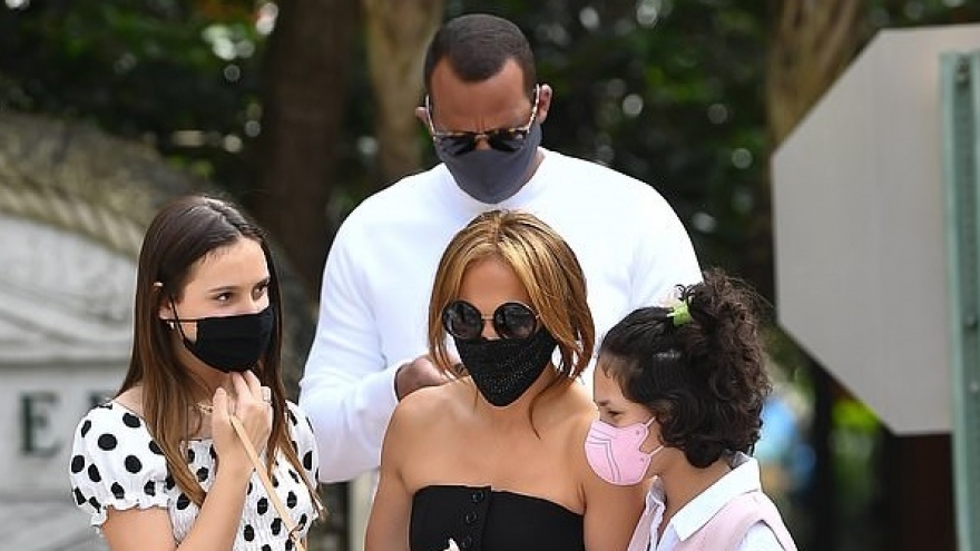 Jennifer Lopez gợi cảm đi ăn trưa cùng bạn trai và các con
