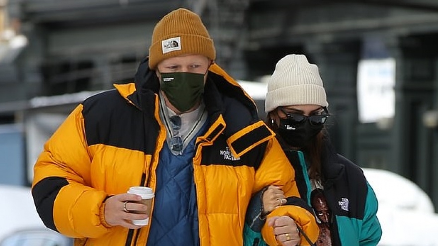 Vợ chồng Emily Ratajkowski mặc đồ đồng điệu, khoác tay tình cảm đi dạo phố