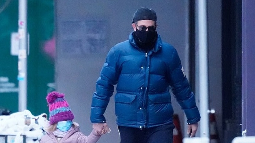 Bradley Cooper đưa con gái đi chơi sau trận bão tuyết ở New York