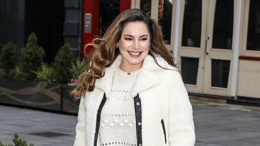 Siêu mẫu Kelly Brook diện đồ hiệu tái xuất xinh đẹp trên phố