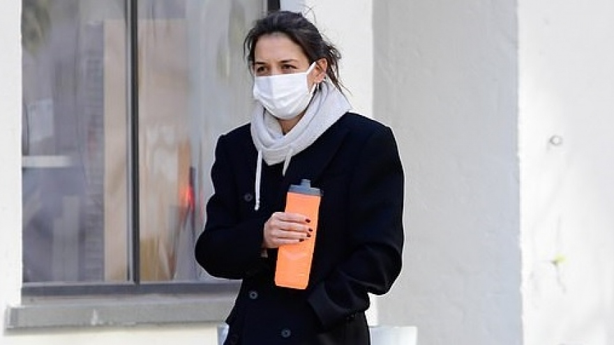 Katie Holmes mang tất hồng và dép lê đi dạo phố trong tiết trời giá lạnh