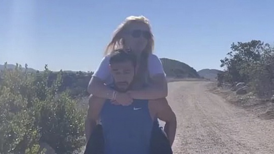Britney Spears hạnh phúc khi được bạn trai cõng đi dạo