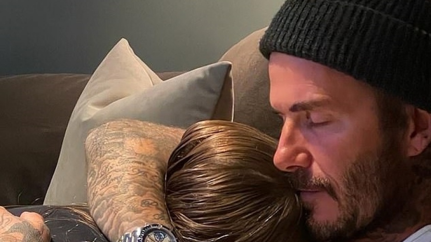 David Beckham ngọt ngào ôm con gái cưng vào lòng
