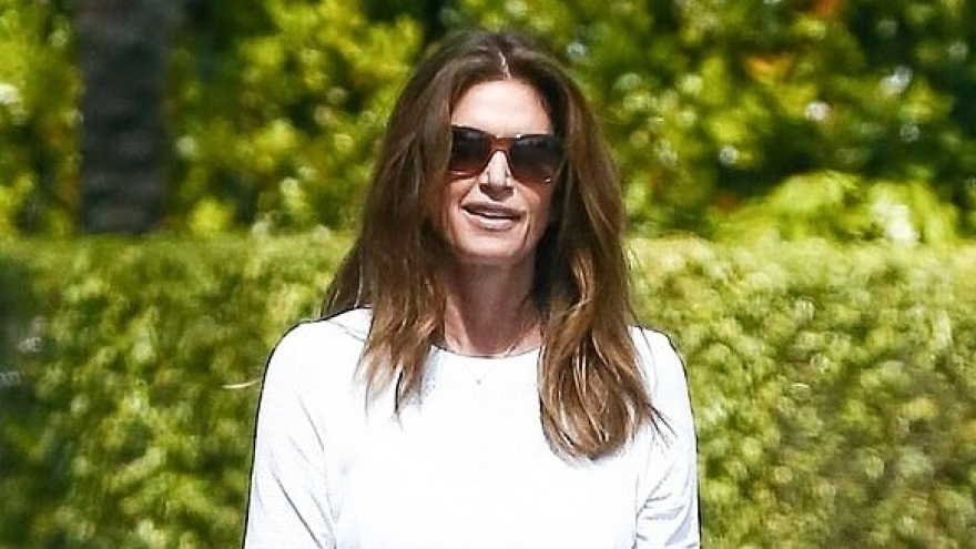 Cindy Crawford đón sinh nhật ấm áp bên chồng con