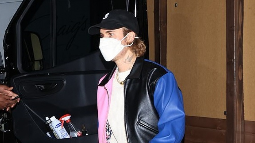 Vợ chồng Justin Bieber diện đồ hiệu sang chảnh đi ăn tối cùng Kendall Jenner