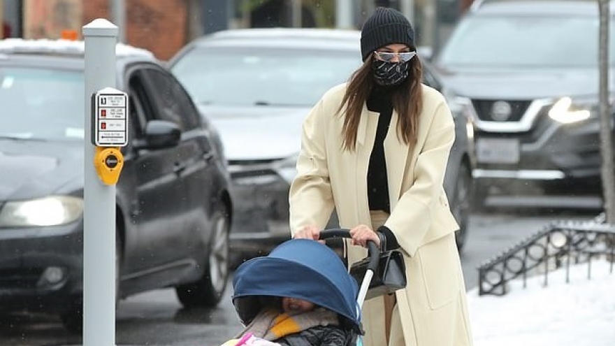 Irina Shayk đưa con gái dạo phố giữa thời tiết lạnh giá