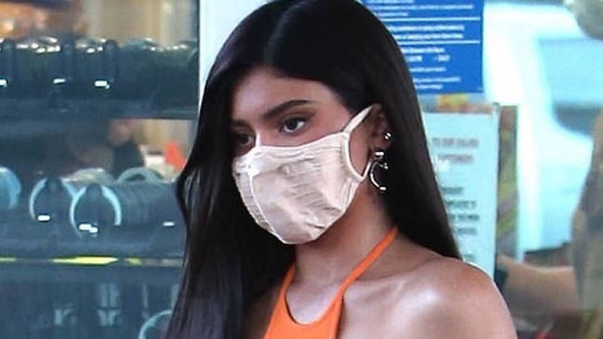 Kylie Jenner diện đầm bó khoe body gợi cảm ra phố