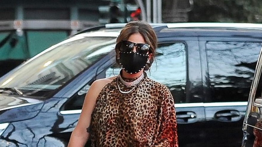 Lady Gaga tái xuất trẻ trung trên phố sau khi công khai bạn trai