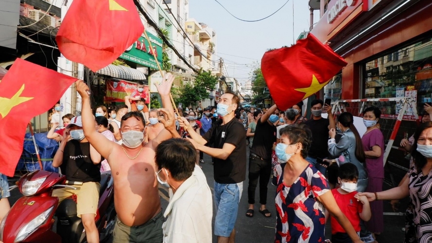 TPHCM: Người dân khu Mả Lạng ăn mừng vì được gỡ bỏ phong tỏa