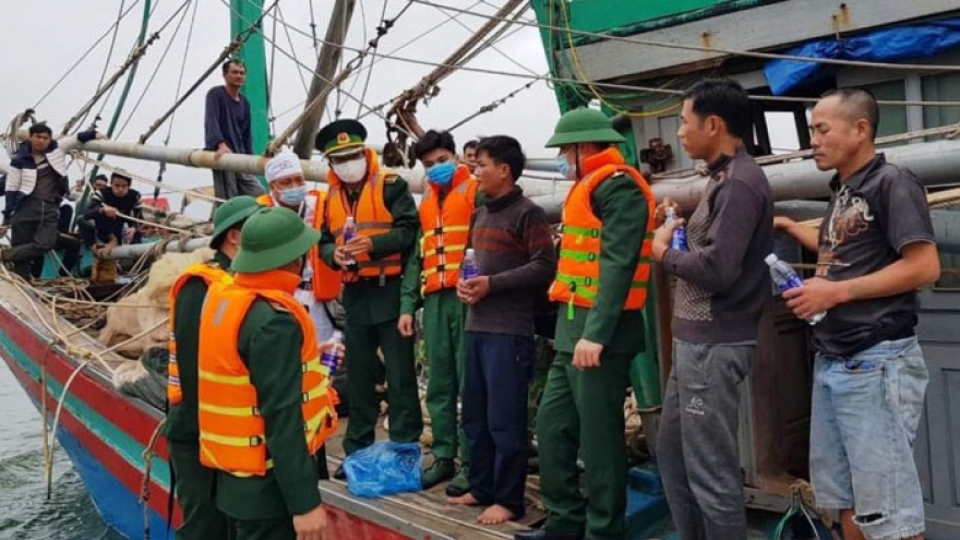 Kịp thời cứu 8 ngư dân trên chiếc tàu cá bốc cháy trên biển