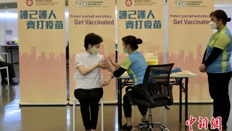 Quan chức Hong Kong (Trung Quốc) tiêm vaccine ngừa Covid-19