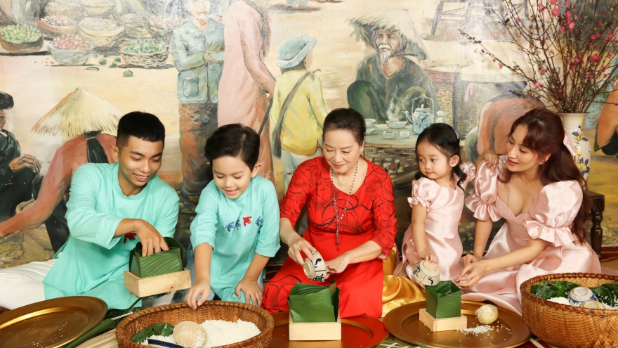 Vợ chồng Khánh Thi dạy hai con gói bánh chưng trong MV ngày Xuân