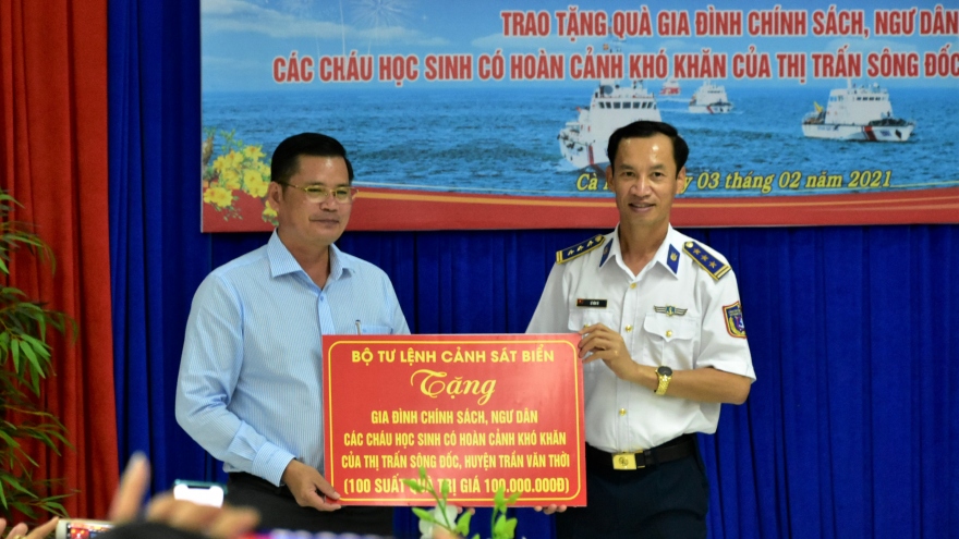 Cảnh sát biển tặng quà Tết cho ngư dân và học sinh nghèo
