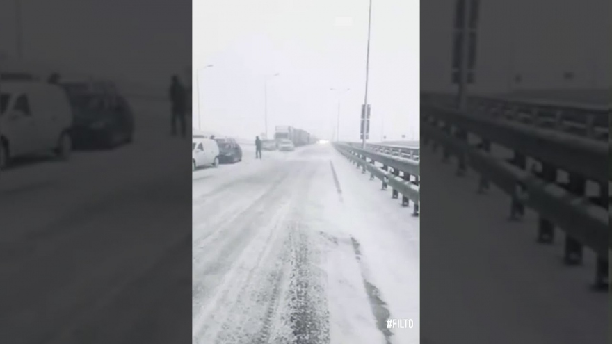Cây cầu dài nhất châu Âu lần đầu tiên phải đóng cửa vì bão tuyết, hàng trăm xe kẹt cứng