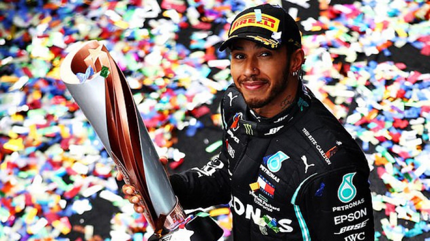 Lewis Hamilton gia hạn hợp đồng với Mercedes
