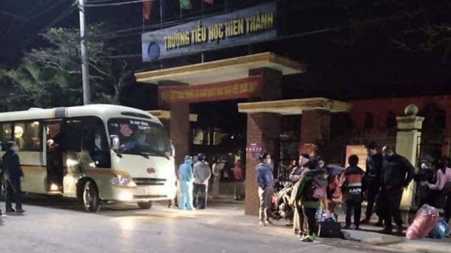 Chuyến xe trong đêm đưa 67 trẻ tiểu học ở Hải Dương đi cách ly ngày giáp Tết