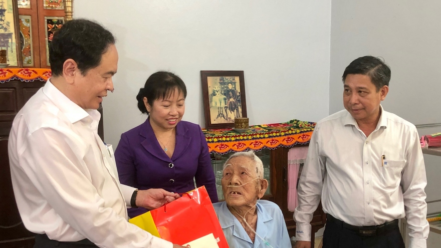 Ông Trần Thanh Mẫn thăm, tặng quà cho các gia đình chính sách tại tỉnh Hậu Giang