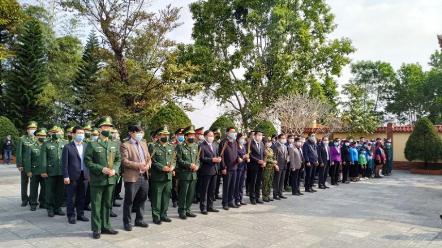 Tư lệnh BĐBP và lãnh đạo tỉnh Quảng Ninh dâng hương tại Đài tưởng niệm Liệt sỹ Pò Hèn