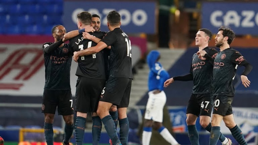 “Đè bẹp” Everton, Man City hơn MU tới 10 điểm trong cuộc đua vô địch