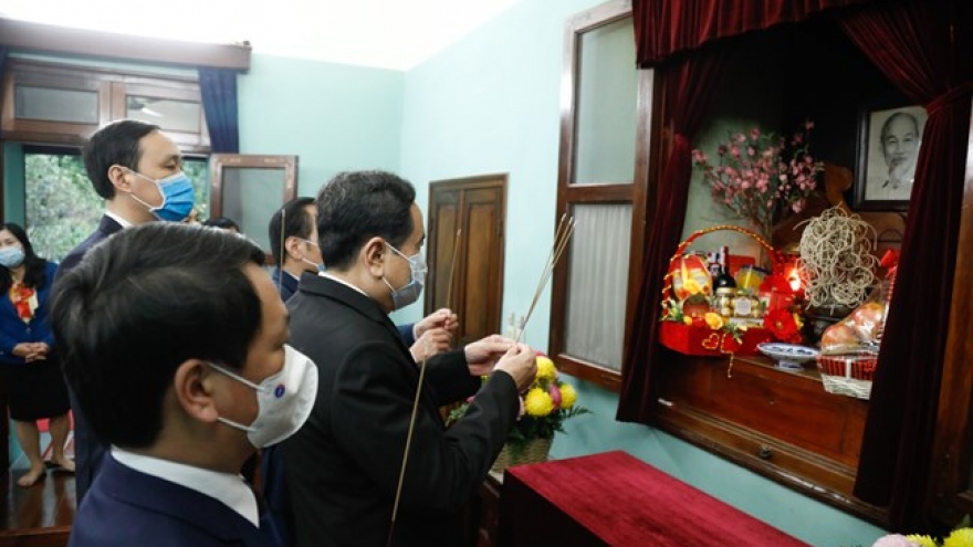 Ông Trần Thanh Mẫn dâng hương tưởng nhớ Chủ tịch Hồ Chí Minh tại Nhà 67