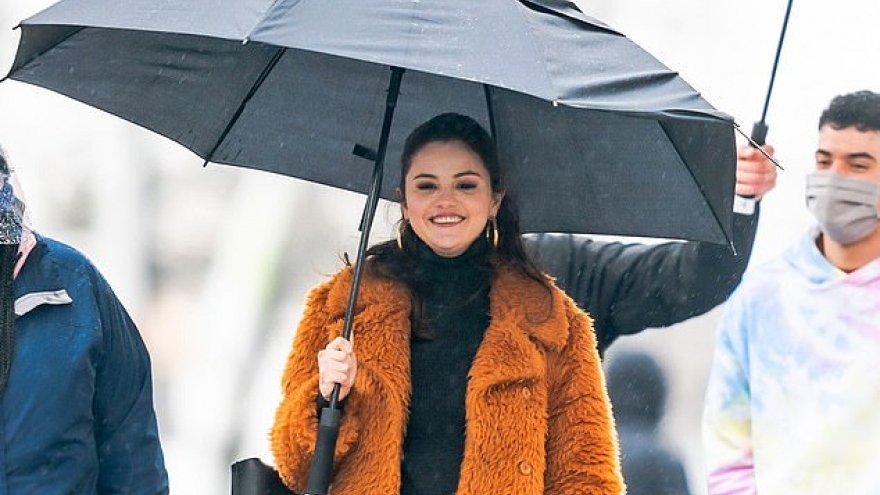 Selena Gomez xinh đẹp trở lại phim trường sau tin đồn có tình mới