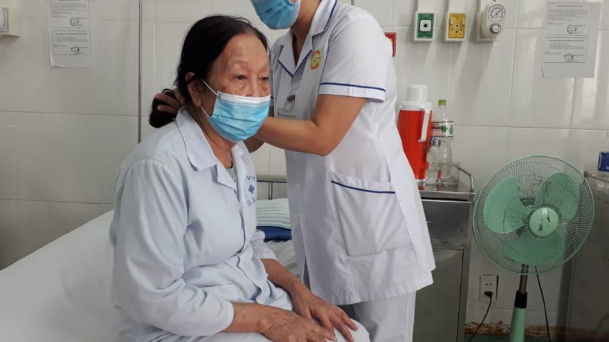 Bác sĩ tình nguyện ở lại bệnh viện đón Tết