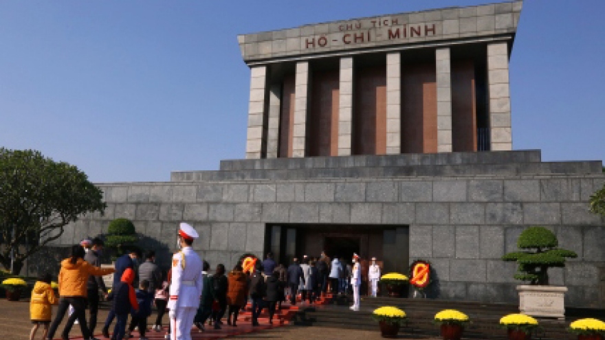 Lăng Chủ tịch Hồ Chí Minh đón nhân dân vào viếng ngày mùng 1 Tết