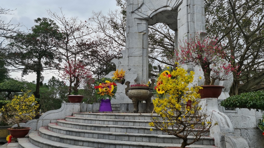 Chiều cuối năm viếng nghĩa trang liệt sĩ Quốc gia Trường Sơn