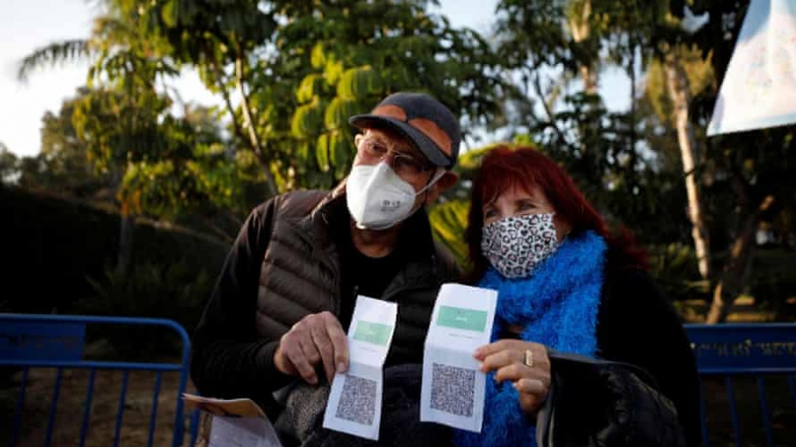 Thẻ xanh – tấm “hộ chiếu vaccine” quyền lực tại Israel hoạt động như thế nào? 